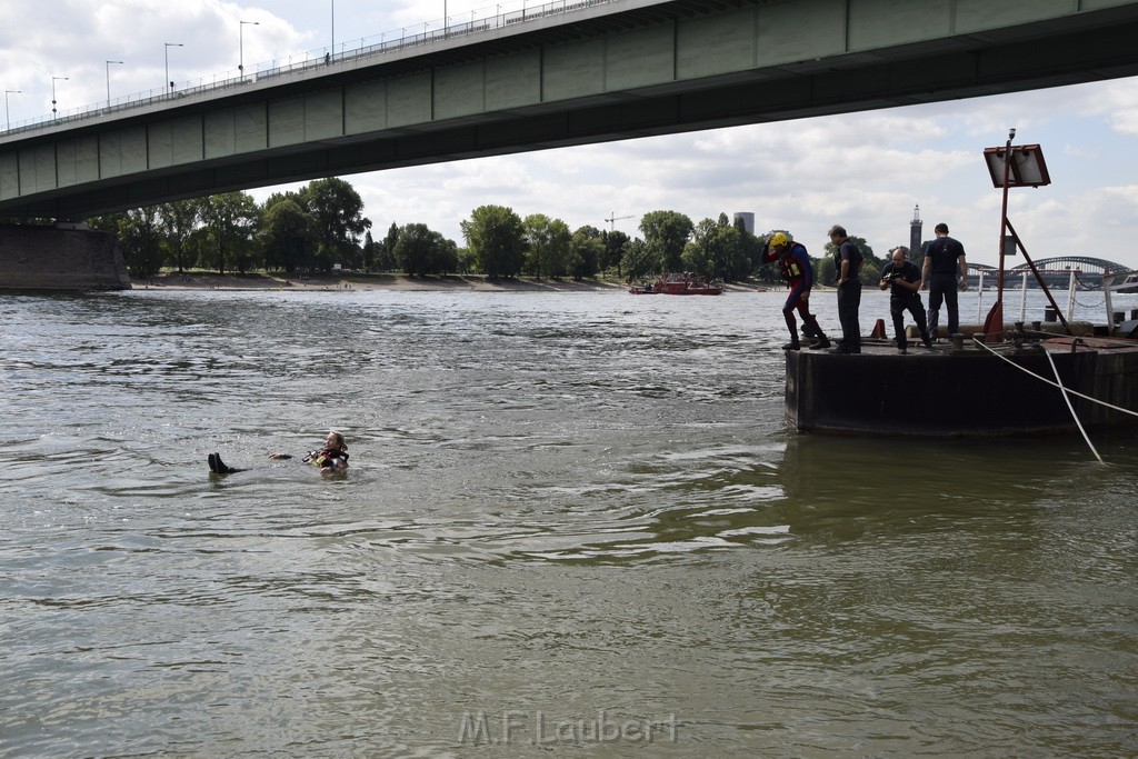 Uebung BF Taucher und Presse Koeln Zoobruecke Rhein P270.JPG - Miklos Laubert